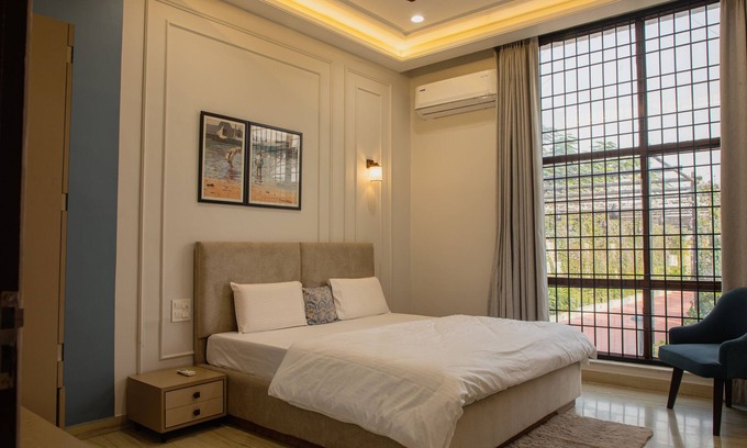 Jaipur Villa | The Hallway is distinguished by its idyllic location between city shores.