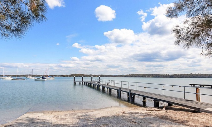 Mannering Park Casa | The Hamptons Lakehouse - 100m from boat ramp