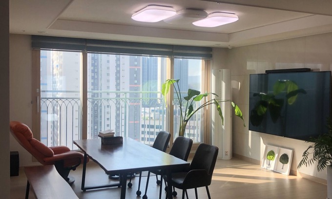 Namyangju Apartamento | The Han River and the mountains are also a 15-minute walk away.