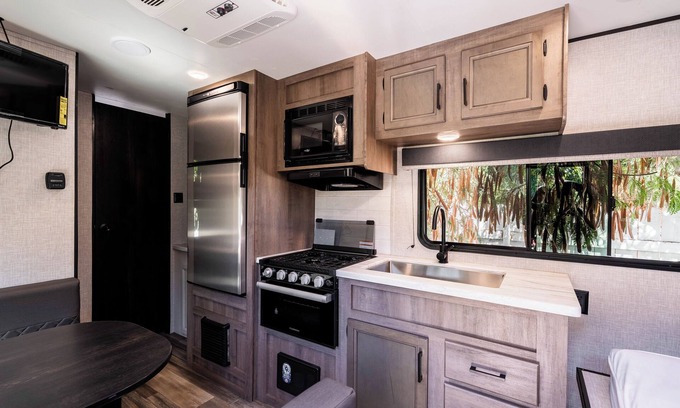 Meiners Oaks Casa | The Happy Camper - Cozy RV sleeps 4, with WiFi, in beautiful Ojai