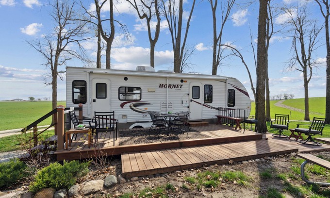 Langworthy Alquiler De RV | The Happy Hornet Camper Rental on Campsite