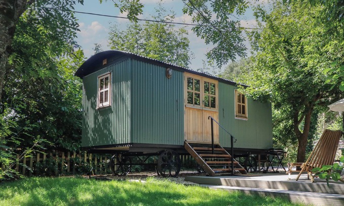 New Forest District Cabaña | THE HAPPY HUT, romantic, character holiday cottage in Christchurch