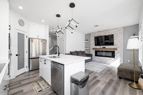 Southwest Edmonton Casa | The Happy place - Luxurious, Cozy and Modern Home with Air-condition, Netflix, Free Parking close to Airport and West Edmonton Mall