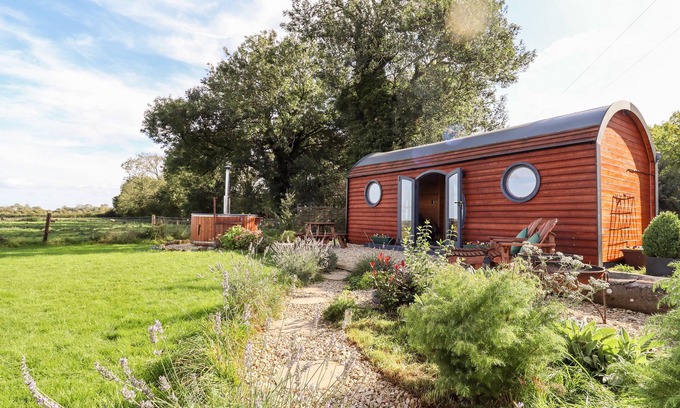 Chipping Norton Cabaña | THE HAPPY VALLEY POD, romantic, with hot tub in Chipping Norton