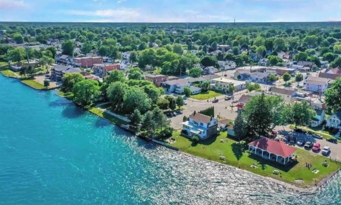 Marine City Casa | The Harbor House - Entire 1st Floor Waterfront