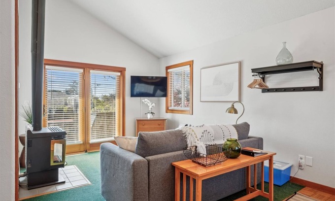Downtown Cannon Beach Casa | The Harrison Inn * Blue Sky Suite - New Listing! Beachcomber Vacation Homes