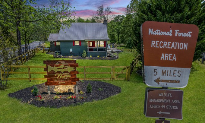 Suches Cabina | ★The Hatch★ Cabin on Trout River w/ Hot Tub, Pet/Kid Friendly