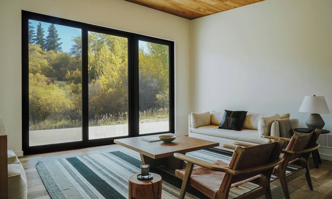 Emigrant Casa | The Hawk. Horse Creek Cabins. Lux 2 bed/2 bath with King bed, AC, Creek Front