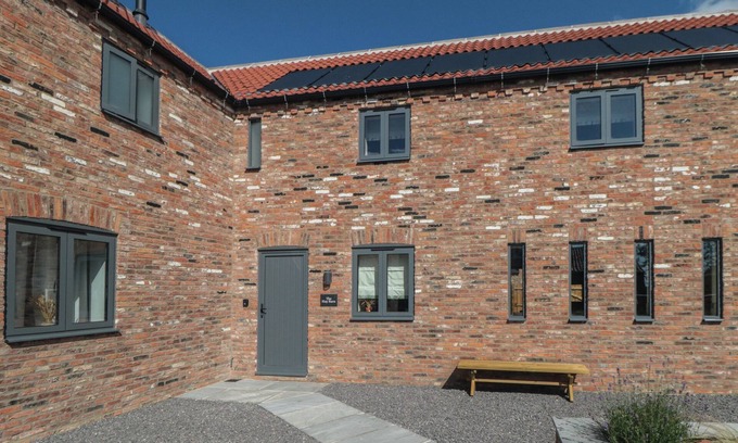 Holme Cabaña | THE HAY BARN, pet friendly, with hot tub in Thirsk