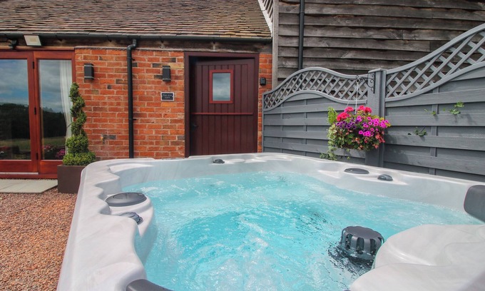 Bridgnorth Cabaña | THE HAY LOFT, romantic, with hot tub in Bridgnorth