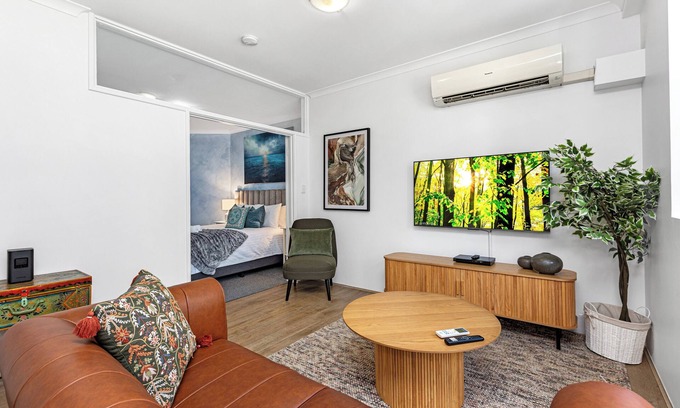 East Perth Apartamento | The Haylight Escape - Pool The intercom no longer works due to the hotel closure
