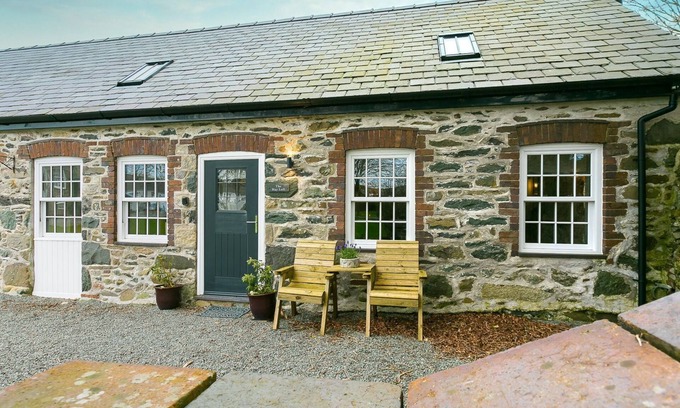 Bryngwran Cabaña | The Hayloft - boutique retreat for 2 with hot tub