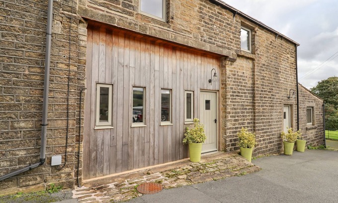 Holmfirth Cabaña | THE HAYLOFT, romantic in Holme, Yorkshire