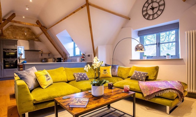 Winchcombe Casa | The Hayloft - sleeps 6 guests in 3 bedrooms