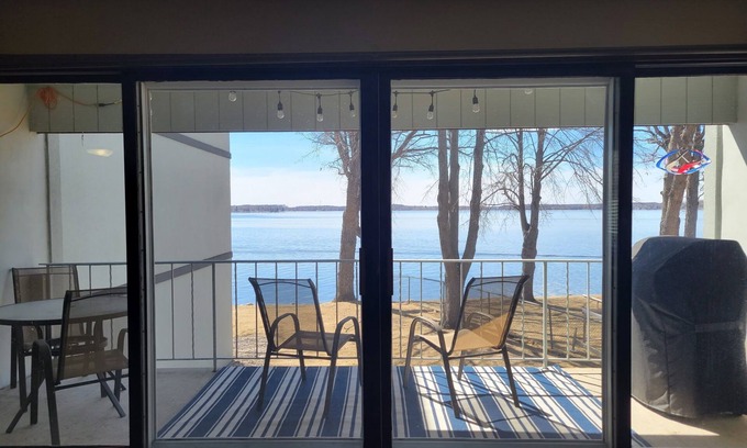 Detroit Lakes Condominio | Cozy 2-bedroom condo on the lake with WiFi, AC in charming Detroit Lakes