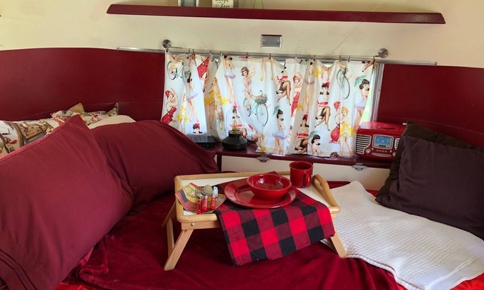 Northeast Kansas City Casa | The Hedy Lamarr Airstream - Glamping in the City!