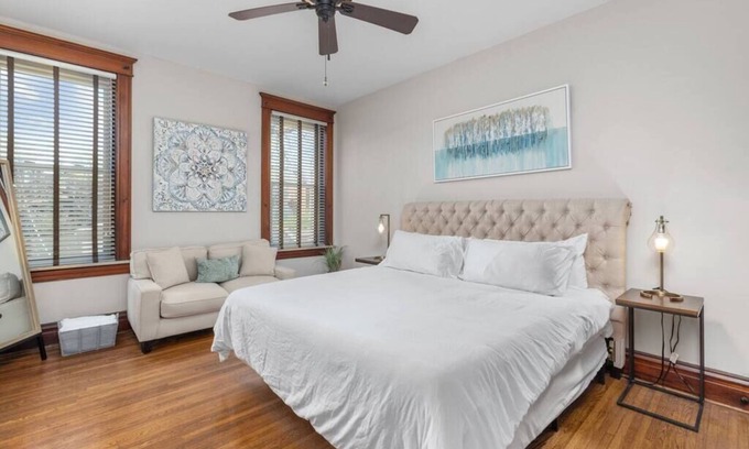 Tower Grove South Casa | The Heights Hideaway a Stylish & Spacious Retreat
