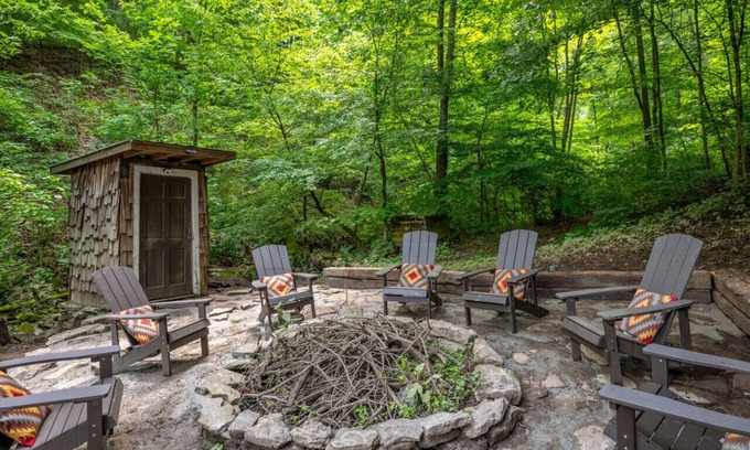 Loveland Cabina | The Heist, A River Retreat