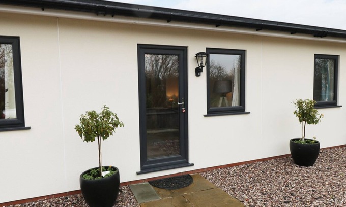 Thornton-Cleveleys Cabaña | THE HEN HOUSE, pet friendly, with a garden in Thornton, Lancashire