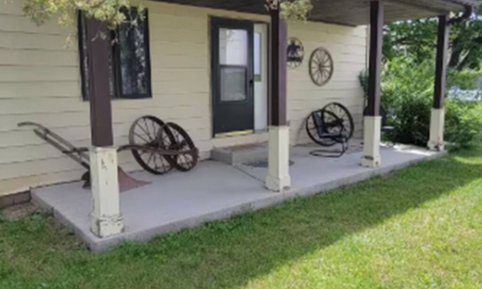 Indianola Casa | The Hen House Country Living with Farm Life Appeal Indianola, IA