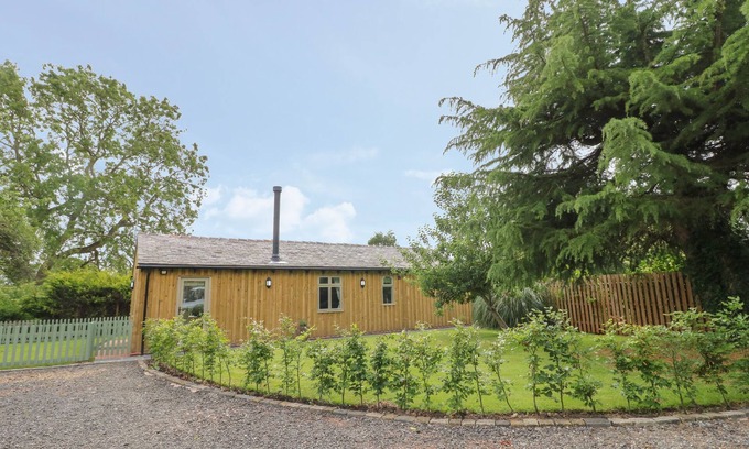 Rugeley Cabaña | THE HEN HOUSE, pet friendly, with hot tub in Rugeley