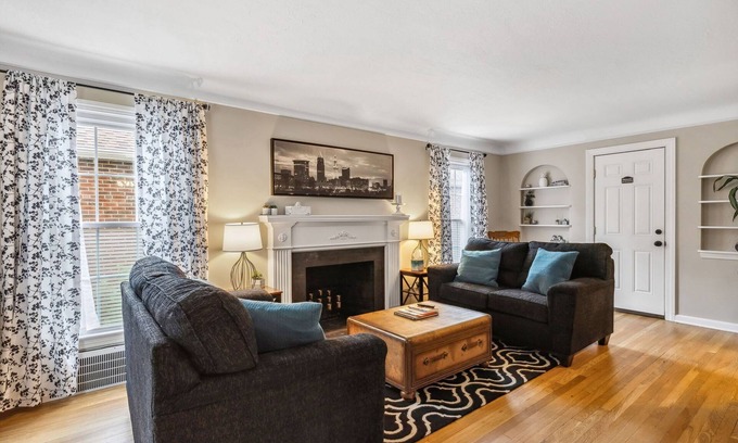 Cuyahoga County Casa | The Henry House I Pet Friendly, Cozy, Convenient