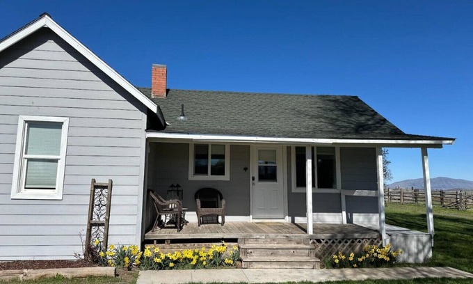 Klamath Falls Otro | The Heritage House On 40 Acre Farm