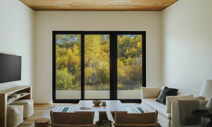 Emigrant Casa | The Heron. Horse Creek Cabins. Lux 2 bed/2 bath with King Bed, AC, Creek Front.