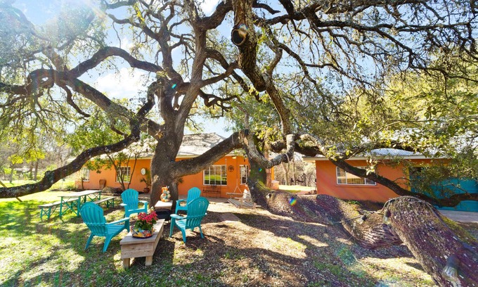 Sunset Oaks Casa | The Heyday Hacienda, Pool, Fire Bowl, Smart TVs
