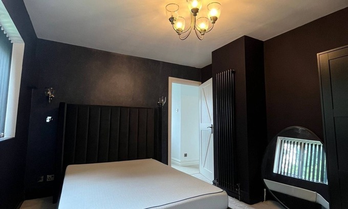 Broadheath Cabaña | The Hidden Cottage Near Manchester Airport