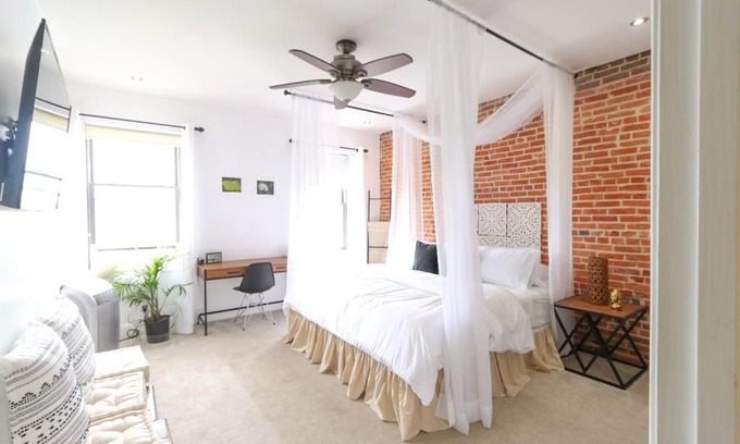 Downtown Baltimore Casa | The Hidden Paradise Home Studio, Downtown City Views, Productions, Families & Large Groups