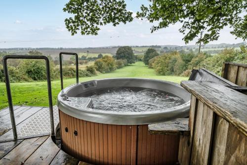 Newton-on-Rawcliffe Casa | The Hide - Cosy Cabin with hot tub