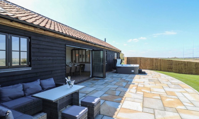 Colchester Cabaña | THE HIDE, family friendly, with hot tub in Mersea Island