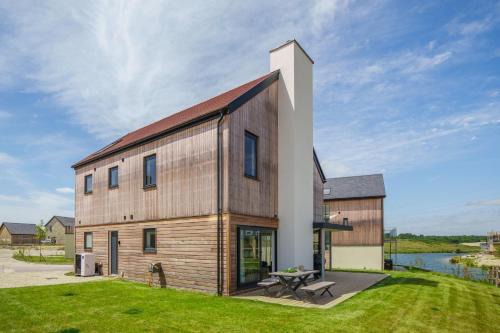 Holworth Casa | The Hide