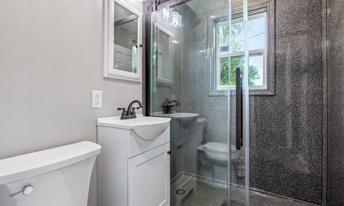 Farmington Casa | "The Hideaway 1" Charming 2-bedroom house with WiFi, AC in fabulous Farmington
