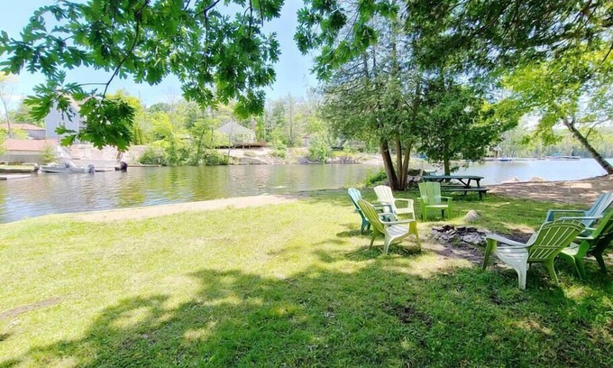 Selwyn Casa | The Hideaway - 3-bedroom Waterfront Cottage