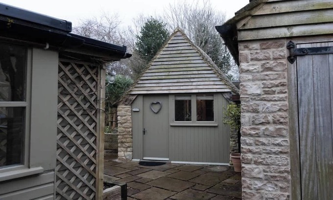 South Cerney Cabina | The Hideaway | Cosy Cotswolds Village Stay for 2