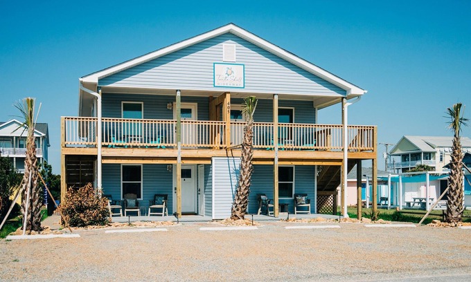 Surf City Apartamento | The Hideaway D- Beach - Dog Friendly - Playground - Bikes - Fenced in Yard