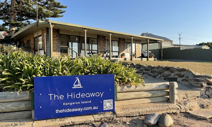 Penneshaw Casa | The Hideaway is absolute seafront position 3 bedroom house in Penneshaw