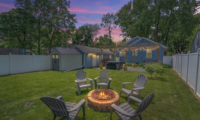 Ames Casa | The Hideaway on Hazel- Luxury Smart Home w Hot Tub