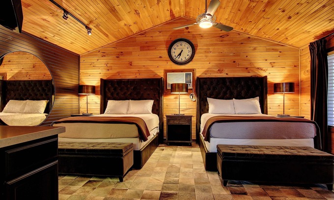 New Braunfels Cabina | The Hideout 5 Bedroom Home by RedAwning