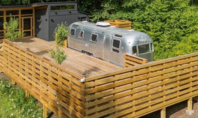 Delancey Apartamento | Sunlit Airstream in Trees with Expansive Deck + Nature Views