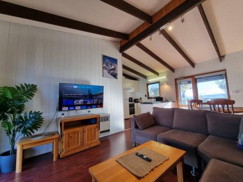 Jindabyne Apartamento | The Hideout - Lake Views & Balcony w BBQ I Central Location I Wi-Fi I Smart TV