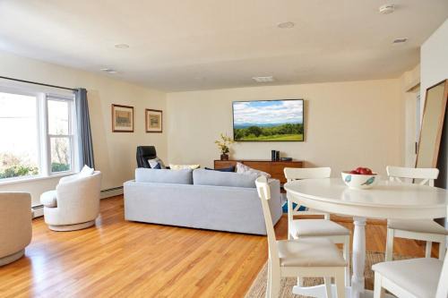 New Paltz Casa | The Higashi King bed mountain home in New Paltz
