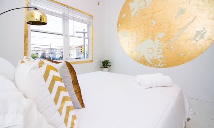 Queens Condominio | The High Tide Studio #4 Studio Bedroom Hotel Room by Redawning