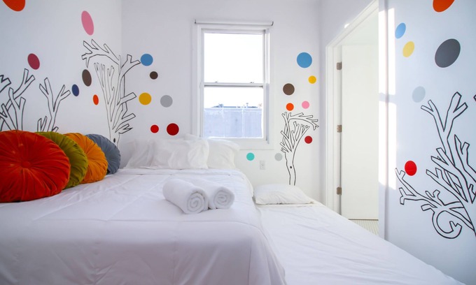 Queens Condominio | The High Tide Studio #2 Studio Bedroom Hotel Room by Redawning