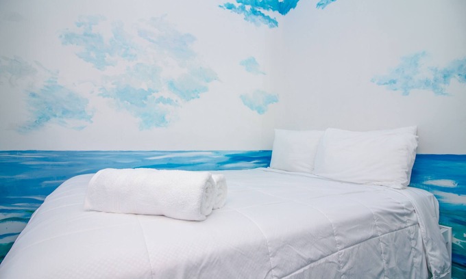 Queens Condominio | The High Tide Studio #6 Studio Bedroom Hotel Room by RedAwning