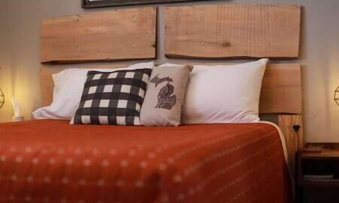 Escanaba Cama Y Desayuno | The HighBanks- Full Breakfast included, Beautiful Lakeview!