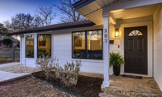 Georgetown Casa | The Highland Hideaway-Walk to the Historic Square!