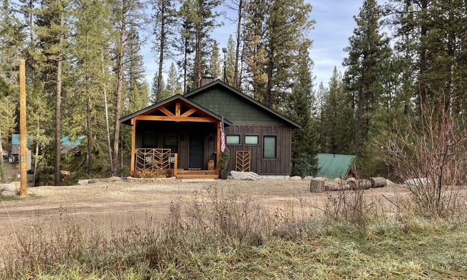 Garden Valley Cabina | The Highlander, a beautiful cozy modern cabin at Terrace Lakes Resort.